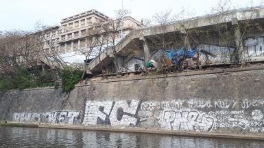 50,80 LB - sdla bezdomovc ped Hlvkovm mostem